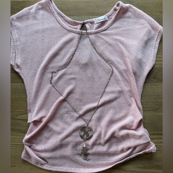 Lightweight shirt with detachable necklace - Picture 6 of 6